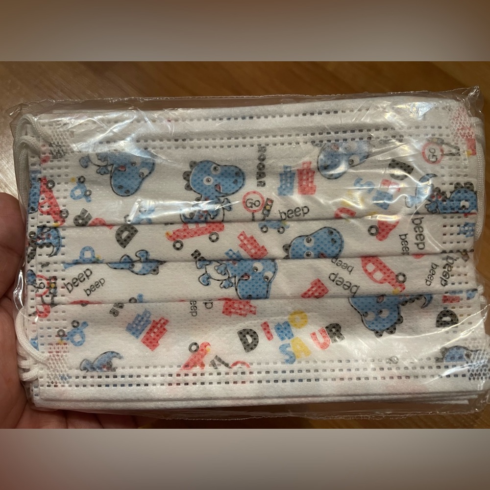 *New* Kids Face Masks 10 count - design: dinosaur